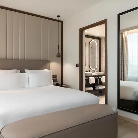 La Clef Tour Eiffel By The Crest Collection Hotel