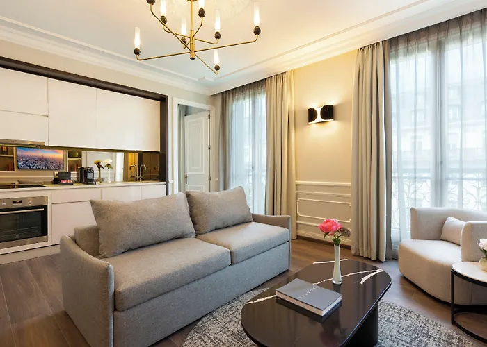 La Clef Tour Eiffel By The Crest Collection Hotel