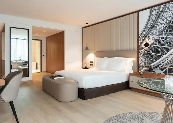 Hotel La Clef Tour Eiffel By The Crest Collection 5*