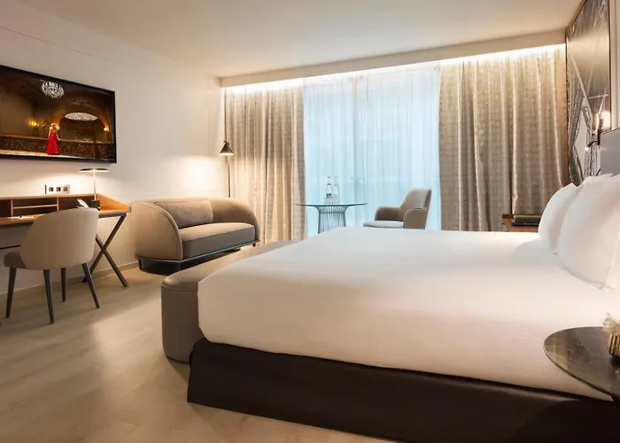 La Clef Tour Eiffel By The Crest Collection