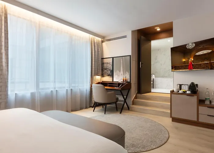 La Clef Tour Eiffel By The Crest Collection