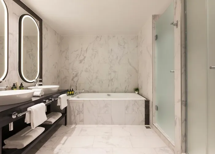 La Clef Tour Eiffel By The Crest Collection Hotel