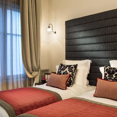 La Clef Tour Eiffel By The Crest Collection Hotel Paryż