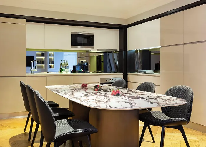 La Clef Tour Eiffel By The Crest Collection