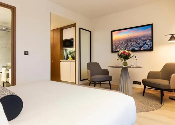 La Clef Tour Eiffel By The Crest Collection Hotel Parigi