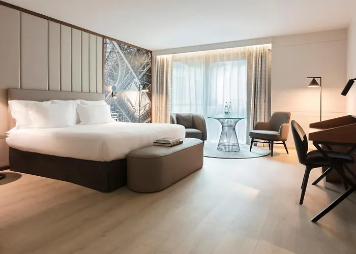 La Clef Tour Eiffel By The Crest Collection Hotel Parigi