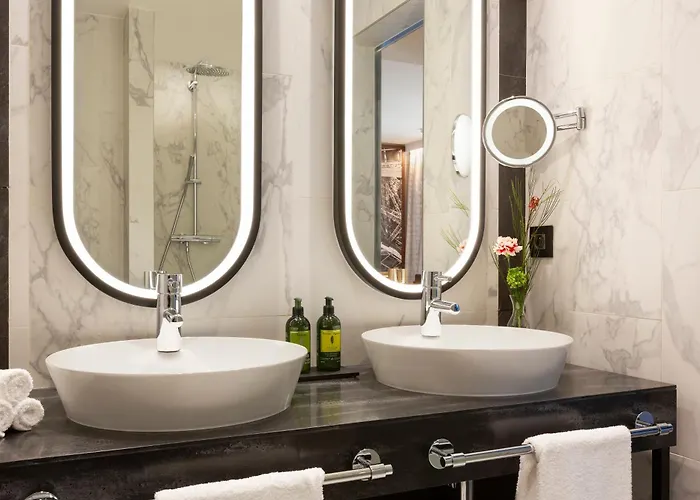 La Clef Tour Eiffel By The Crest Collection Hotel