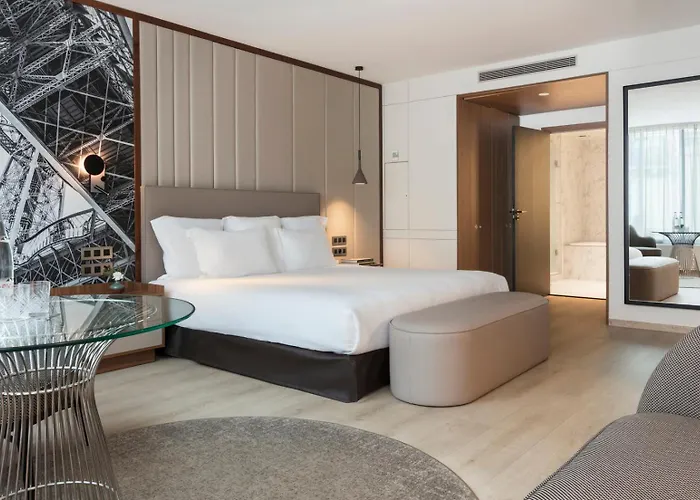 Hotel La Clef Tour Eiffel By The Crest Collection Parigi